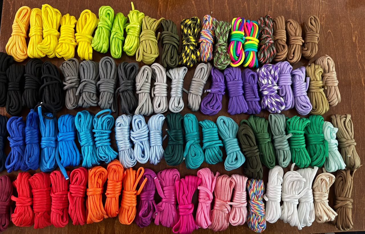 Madejas de paracord de todos los colores ordenadas sobre una mesa
