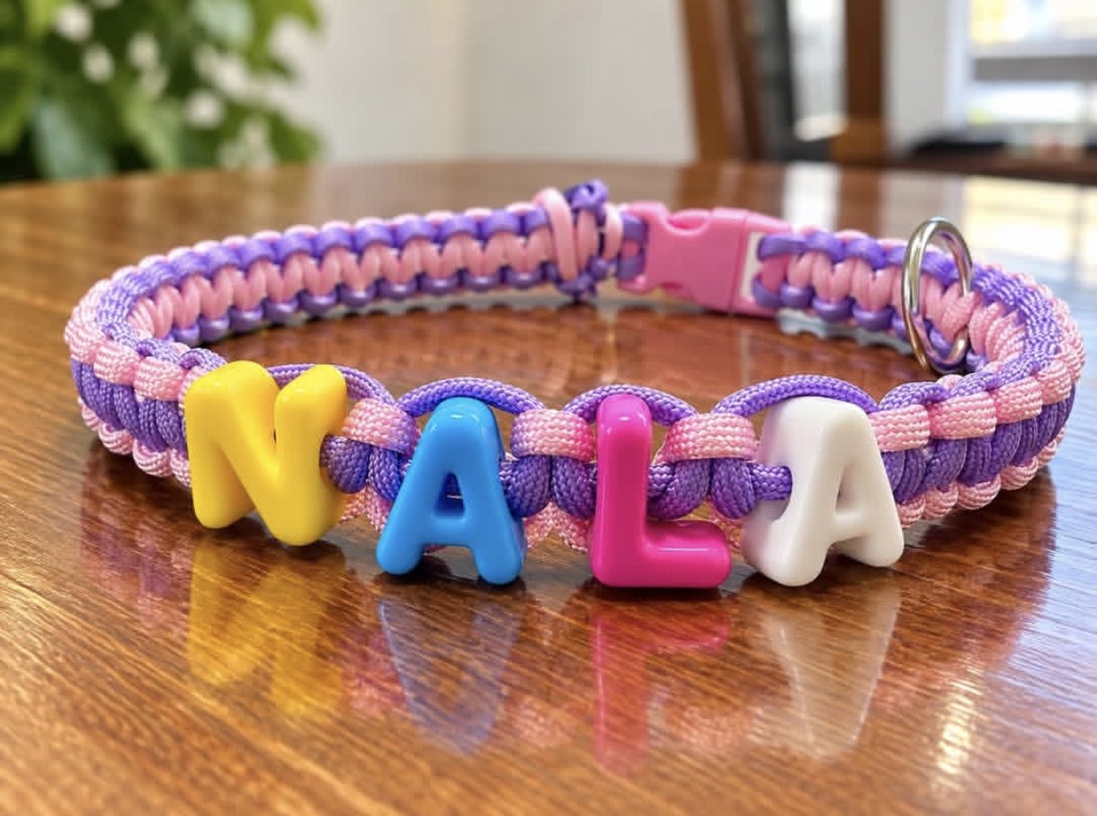 Collar Wuf! tejido en rosa pastel y lila con las letras N-A-L-A